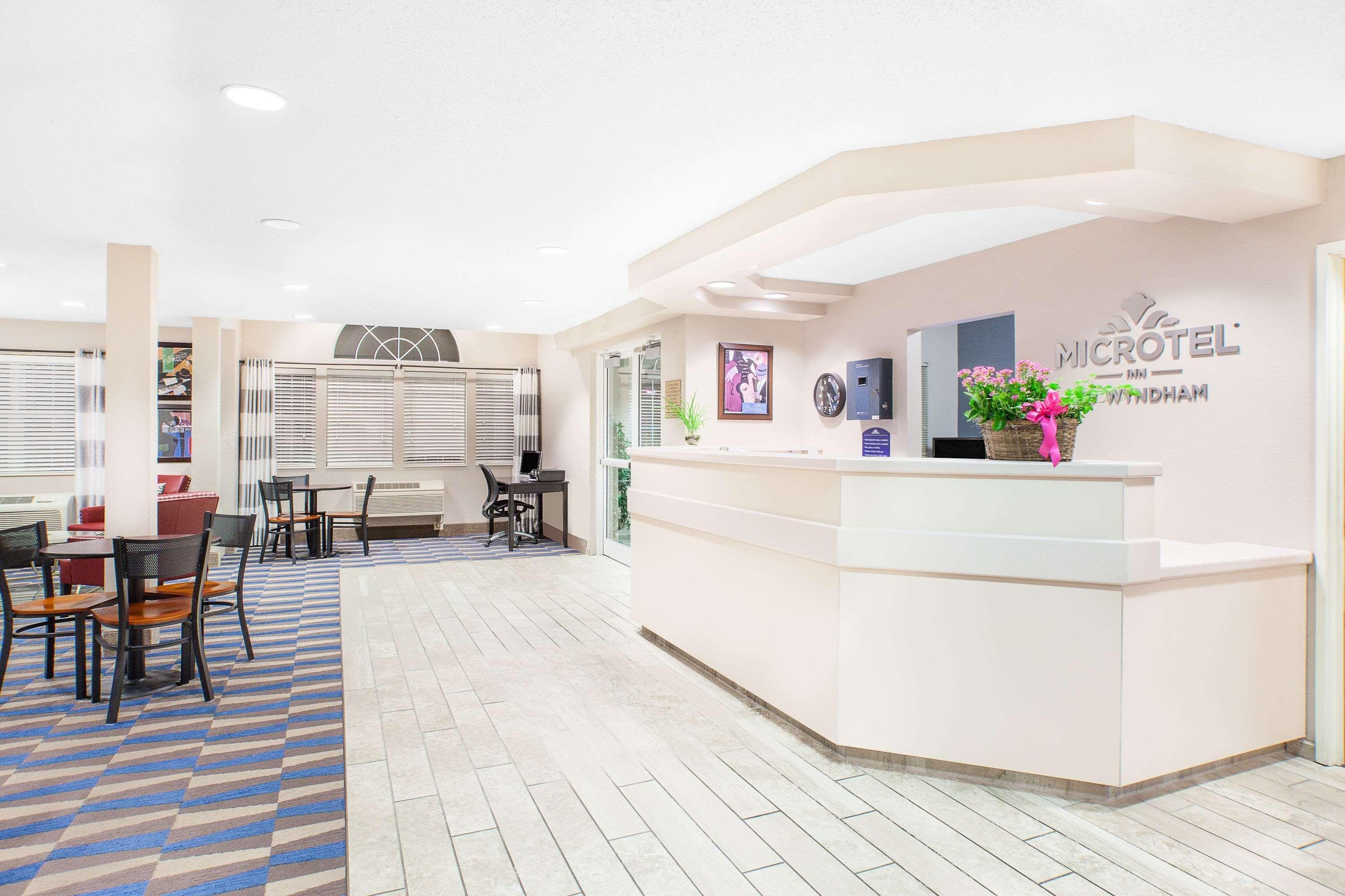 Microtel Inn And Suites Clear Lake Exterior foto